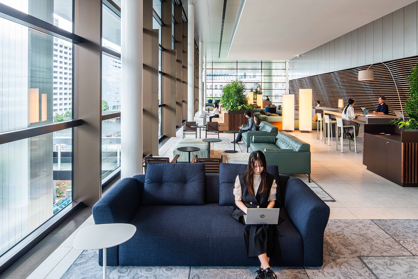 BLUE FRONT SHIBAURA TOWER S 3�KCANAL LOUNGE