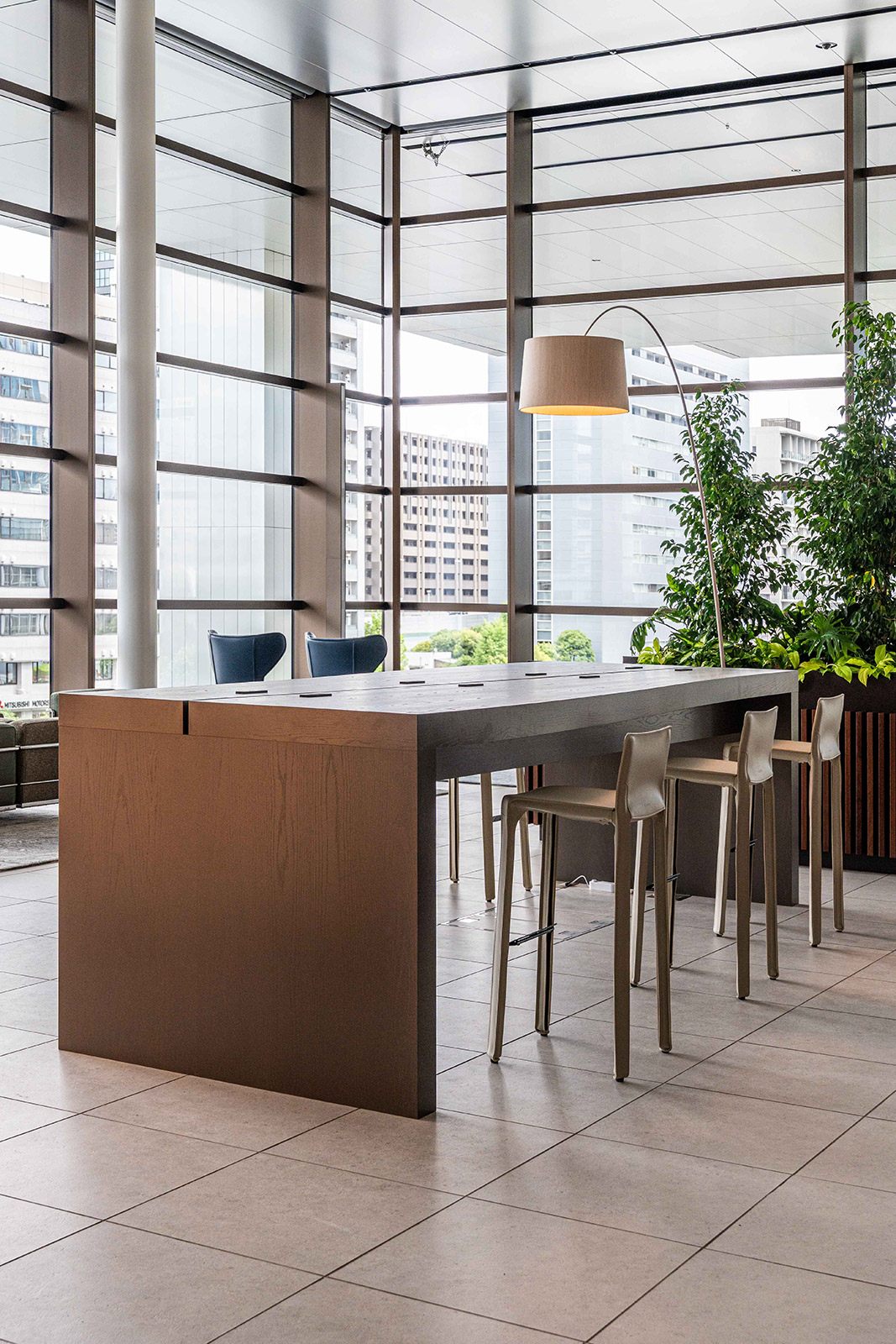 BLUE FRONT SHIBAURA TOWER S 3�KCANAL LOUNGE