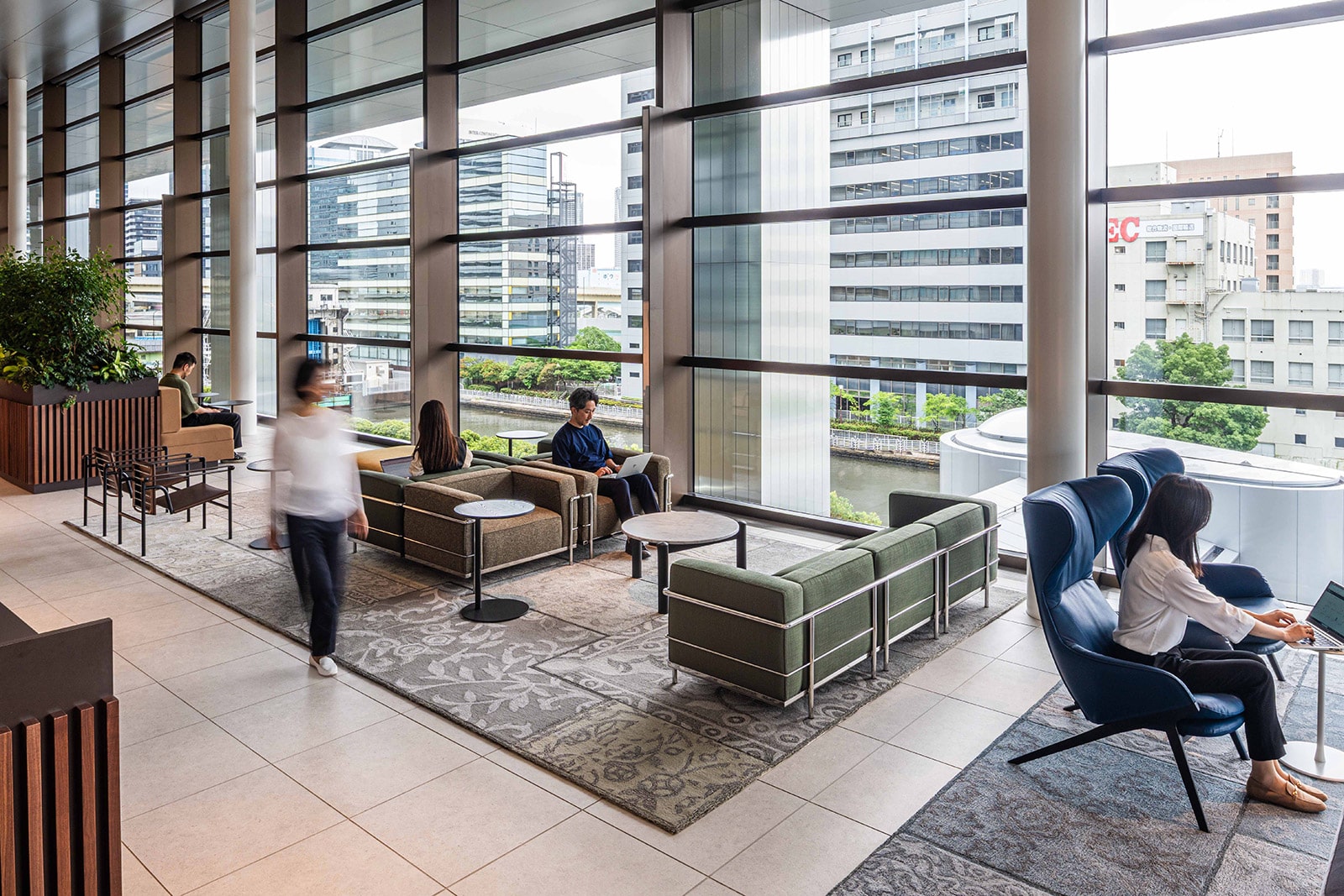 BLUE FRONT SHIBAURA TOWER S 3�KCANAL LOUNGE