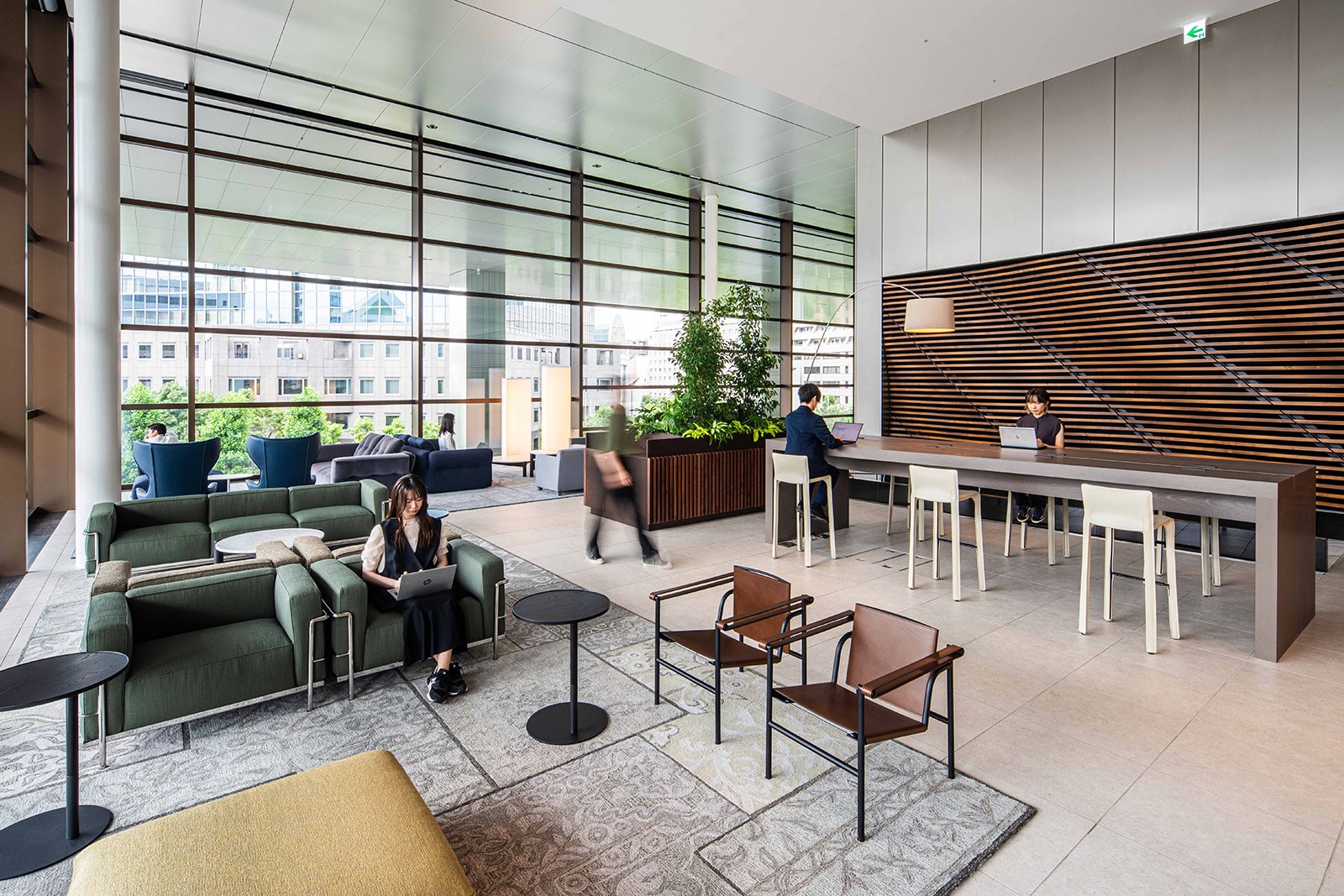 BLUE FRONT SHIBAURA TOWER S 3�KCANAL LOUNGE