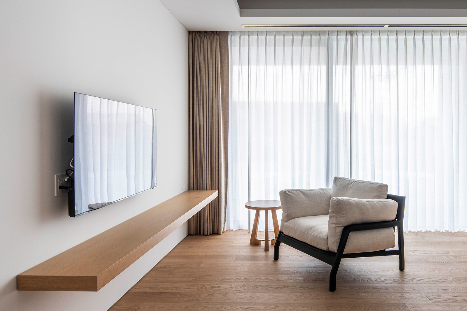 カッシーナのラウンジアームチェア、スチールフレームを本革で包む。ビンテージ品。 カッシーナのラウンジアームチェア、スチールフレームを本革で